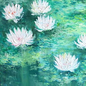 Puede incluir: Una pintura de nen&uacute;fares blancos en un estanque verde. Los nen&uacute;fares est&aacute;n pintados con pinceladas gruesas, lo que les da un aspecto texturizado.