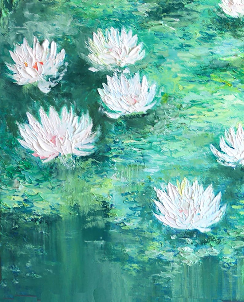 Puede incluir: Una pintura de nen&uacute;fares blancos en un estanque verde. Los nen&uacute;fares est&aacute;n pintados con pinceladas gruesas, lo que les da un aspecto texturizado.