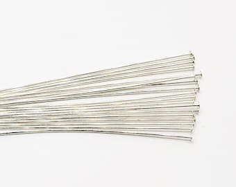 Puede incluir: Un paquete de alfileres de cabeza plateados, utilizados para la elaboración de joyas y manualidades.