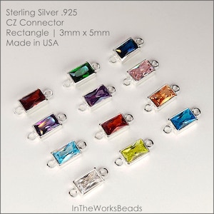 Könnte beinhalten: Rechteckige CZ-Verbinder aus Sterlingsilber .925 mit farbigen CZ-Steinen. Jedes Rechteck misst 3 mm x 5 mm. Der Text "Made in USA" ist sichtbar. Für die Schmuckherstellung.