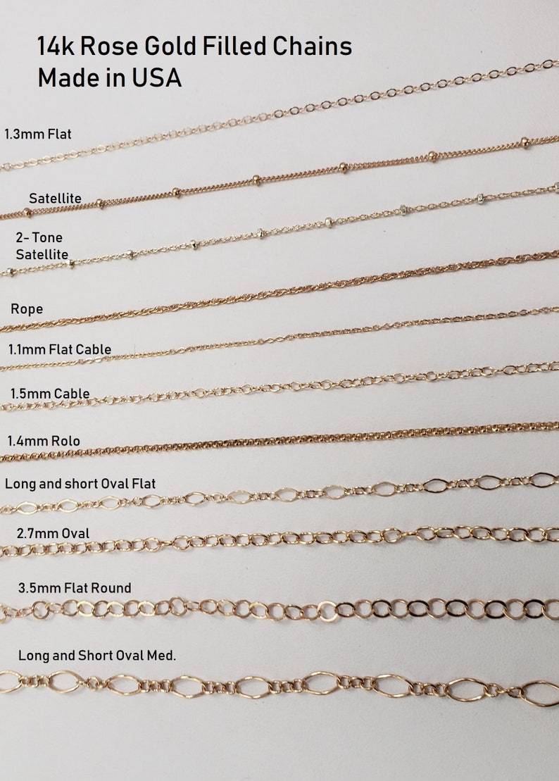 Puede incluir: Primer plano de diez cadenas diferentes de oro relleno, cada una con un estilo y grosor diferentes. Las cadenas est&aacute;n etiquetadas con sus nombres y medidas en mil&iacute;metros. El texto "14k Rose Gold Filled Chains Made in USA" est&aacute; en la parte superior de la imagen.