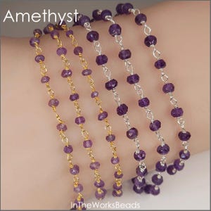 Peut inclure: Cinq bracelets délicats composés de perles d'améthyste violettes à facettes reliées par de fines chaînes métalliques. Trois bracelets sont en fil doré et deux en fil argenté. Le texte Amethyst et InTheWorksBeads est visible.