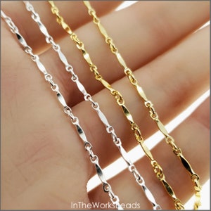 Puede incluir: Tres cadenas de diferentes longitudes, una plateada, una dorada y una dorada con acabado plateado. Las cadenas están hechas de pequeños eslabones planos de forma ovalada.