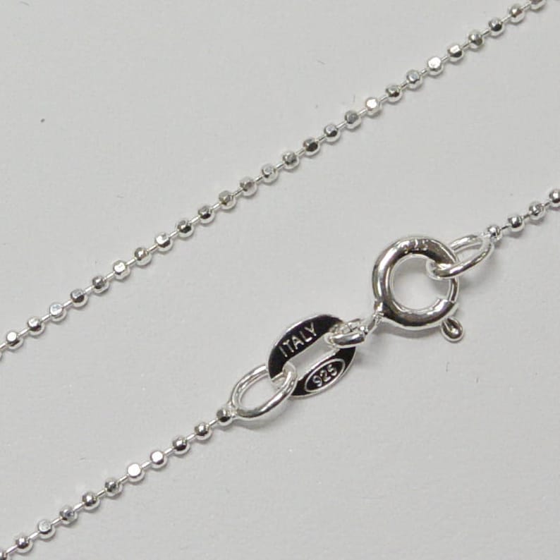 Puede incluir: Un collar de cadena de plata con cierre de langosta y una etiqueta que dice "ITALY 925".