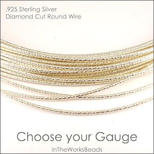 Peut inclure: Gros plan sur un fil rond en argent sterling 925 à coupe diamant. Le fil est enroulé et présente une finition brillante et métallique. Choisissez votre calibre. InTheWorksBeads.