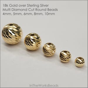 Könnte beinhalten: Fünf vergoldete runde Perlen aus Sterlingsilber mit Diamant-Schliff. Die Perlen sind in einer Reihe von der größten bis zur kleinsten angeordnet, wobei die größte Perle 10 mm und die kleinste 4 mm misst.