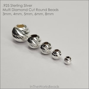 Könnte beinhalten: Fünf silberne runde Perlen mit Diamant-Schliff. Die Perlen sind nach Größe sortiert, von der größten bis zur kleinsten. Die Perlen haben einen Durchmesser von 8 mm, 6 mm, 5 mm, 4 mm und 3 mm. .925 Sterling Silver Multi Diamond Cut Round Beads 3mm, 4mm, 5mm, 6mm, 8mm