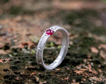Anillo de rubí fundido en arena, joyería rústica texturizada de plata esterlina, hecho a pedido, anillo de rubí rojo, anillo llamativo