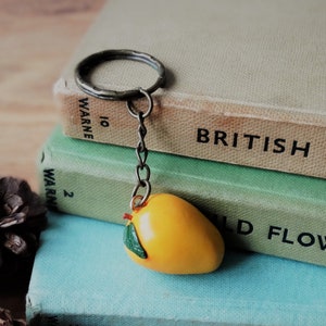 Par le hangar Mango Tropical Fruit Keyring Key Chain - Yellow Juicy - Funky - Keys - Légumes - Fruits - Jardinage - Cadeau végétarien - Santé