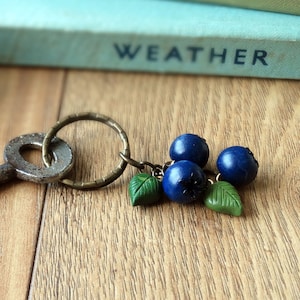 By the Shed Blueberry Charm Keyring - Fruit - Vegetables - Gardening - Gift - Bilberry - Baby - The Good Life - Blue - Chain - Leaf Berries