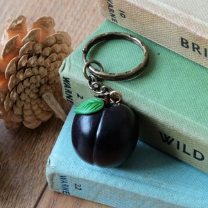 Brelok do kluczy By the Shed Plum - Owoce - Warzywa - Ogrodnictwo - Prezent - Fioletowy - Wyjątkowy prezent - Dobre życie - Prunus Prune - Brelok do kluczy, Urok