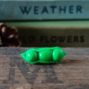 By the Shed Pea Pod Green Pin Badge - Lapel Badge - Tie Pin - Vegetable - Fruit - Allotment - Gardening - Garden Gift - Quirky - Gift