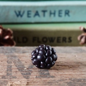 By the Shed Blackberry Bramble Purple Pin Badge - Lapel Badge - Tie Pin - Vegetable - Fruit - Allotment - Gardening - Garden Gift - Black