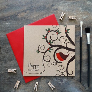 Perto do galpão - Cartão de Natal - Robin, Árvore - Cartão de Natal, Saudações das Estações, Festivo, Robin Bird, Holly Berries, Campo, Vida Selvagem, Marrom