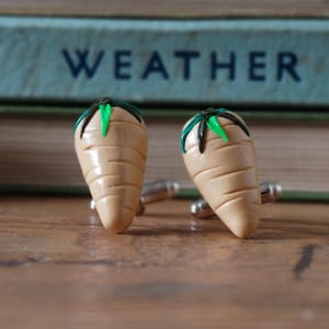 By the Shed Parsnip Root Vegetable Cufflinks - Plaqué Argent - Allotissement - Végétarien - Jardinage - Légume - Fruits - Beige - Parcelle