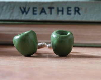 By the Shed Olive Green Fruit Cufflinks - Plateado - Huerto - Vegetariano - Jardinería - Verduras - Fruta - Mediterránea - Tapas