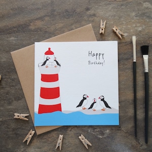 By the Shed - Geburtstagsgrußkarte - Leuchtturm, Puffins, Küste, Strand, Meer, Meer, Ufer, Sand, Vögel, Möwe,