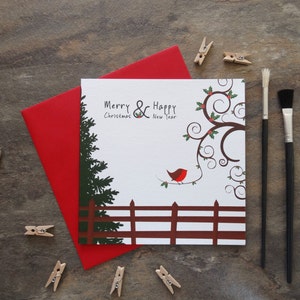 Perto do galpão - Cartão de Natal - Robin, Árvore, Cerca - Cartão de Natal, Saudações das Estações, Festivo, Robin Bird, Holly Berries, Campo, Vida Selvagem