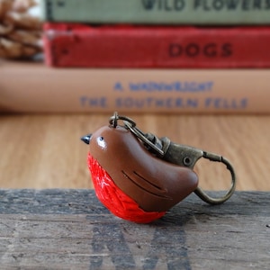 Durch den Schuppen Robin Bag Charm - braun - Vögel, Garten, Zuteilung, Weihnachts - Geschenk, Handtasche - Vogelbeobachtung, Natur - Reißverschluss