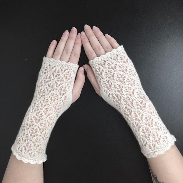 Stunning 100% Pure cashmere lace fingerless gloves. Col: Cream