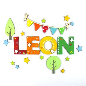Letras de madera para puerta de habitación infantil.