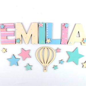 Letras de madera para puerta de habitación infantil.