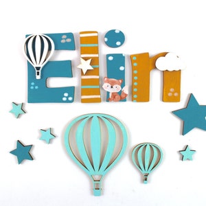Letras de madera para puerta de habitación infantil.