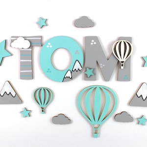 Letras de madera para puerta de habitación infantil.