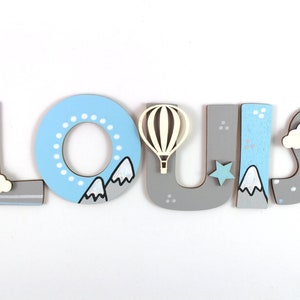 Letras de madera puerta habitación infantil globo aerostático y montañas