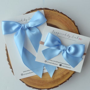 Dusty Blue Satin Langer Schwanz Haarschleife. Baby Mädchen Satin Schleife. Lange Haarschleife. Mädchen Blau Bow. Erwachsene lange Schwanz-Haarschleife. Mama Schleife. Blaue Satinschleife.