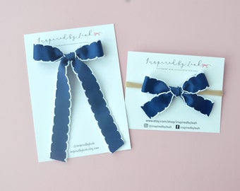 Noeud pour cheveux bleu marine et blanc. Bandeau surpiqué bleu marine et blanc. Noeud à cheveux pour la rentrée des classes. Noeud d'école bleu.