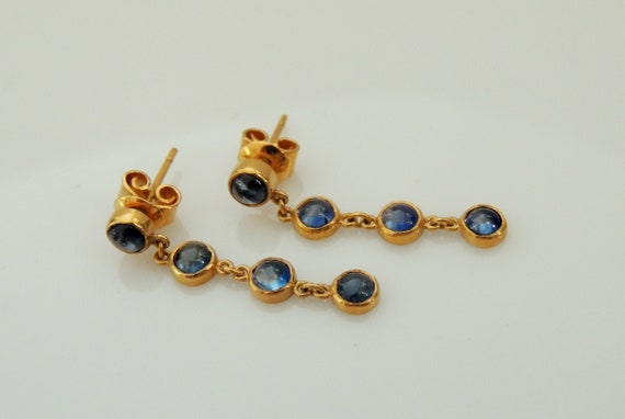 Sexy Dangling Cabochon Blue Sapphire Earring.