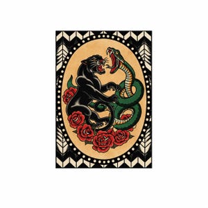 Peut inclure: Une impression d'art rectangulaire représentant une panthère noire et un serpent vert en confrontation, entourés de roses rouges. Le motif ovale central est placé sur une bordure à chevrons noirs et blancs, dans un style de tatouage audacieux.