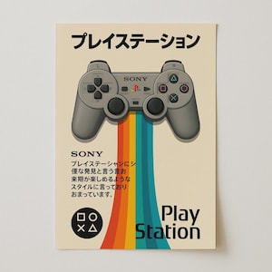 Può includere: Un poster rettangolare con una grafica di un controller Sony PlayStation grigio nella parte superiore. Sotto il controller, strisce arcobaleno verticali in rosso, arancione, giallo, verde acqua e blu scendono verso il basso. Sono presenti testo giapponese e Play Station.