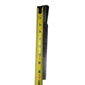 Puede incluir: Una herramienta de metal gris oscuro, de aproximadamente 25 cm de largo, se mide con una cinta m&eacute;trica amarilla. La herramienta tiene una parte superior cil&iacute;ndrica, que se estrecha hasta un borde plano. La cinta m&eacute;trica muestra marcas en pulgadas.