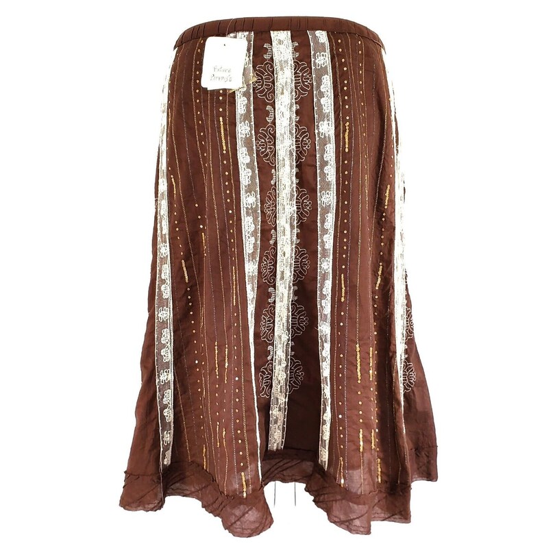 Peut inclure: Une jupe marron avec de la dentelle blanche et des accents dor&eacute;s. La jupe a un ourlet &agrave; volants et est faite d'un tissu l&eacute;ger.