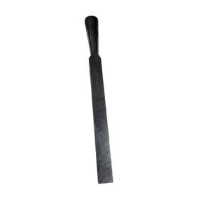 Puede incluir: Un cincel de metal oscuro con un mango negro y una hoja larga y plana. La herramienta est&aacute; dise&ntilde;ada para trabajar la madera y presenta un borde biselado para cortes precisos. El cincel se encuentra sobre un fondo blanco liso.