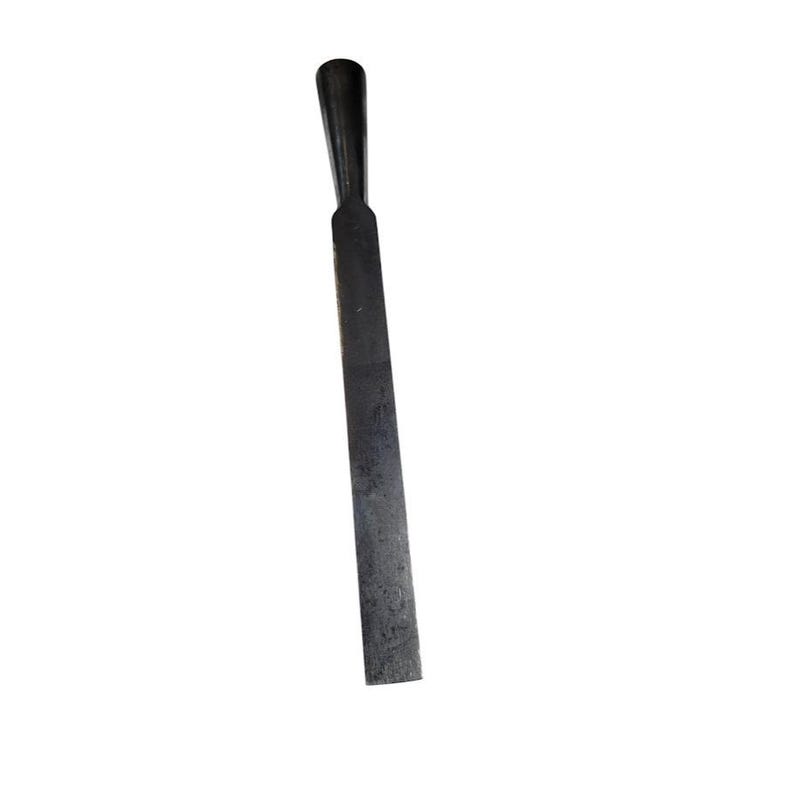 Puede incluir: Un cincel de metal oscuro con un mango negro y una hoja larga y plana. La herramienta est&aacute; dise&ntilde;ada para trabajar la madera y presenta un borde biselado para cortes precisos. El cincel se encuentra sobre un fondo blanco liso.