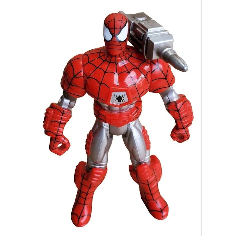 K&ouml;nnte beinhalten: Eine rote und silberne Actionfigur von Spider-Man, die einen metallischen Anzug mit einem Spinnenlogo auf der Brust tr&auml;gt. Die Figur h&auml;lt einen silbernen Bohrer in der rechten Hand.