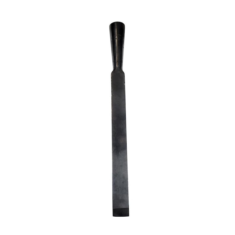 Puede incluir: Un form&oacute;n de metal gris oscuro con una hoja rectangular y un mango acampanado. La herramienta est&aacute; dise&ntilde;ada para trabajar la madera y presenta un filo biselado para cortes precisos. El form&oacute;n es una herramienta manual.