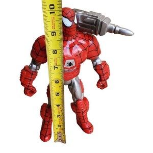 K&ouml;nnte beinhalten: Eine rote und silberne Actionfigur von Spider-Man, die einen roten und schwarzen Anzug mit einem silbernen Bohrer auf dem R&uuml;cken tr&auml;gt. Die Figur ist etwa 18 cm gro&szlig;.