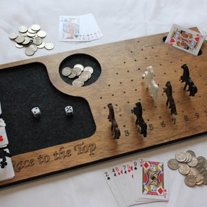 Handgemaakte houten partygame Horse Races! Race To The Top, kaart- en paardenspel, eenvoudig en leuk gezelschapsspel