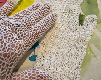 Guanti da giorno in cotone bianco lavorato all'uncinetto in stile Regency