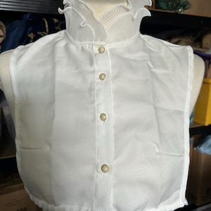 Camisón de crepé color blanco roto inspirado en la época de la Regencia.