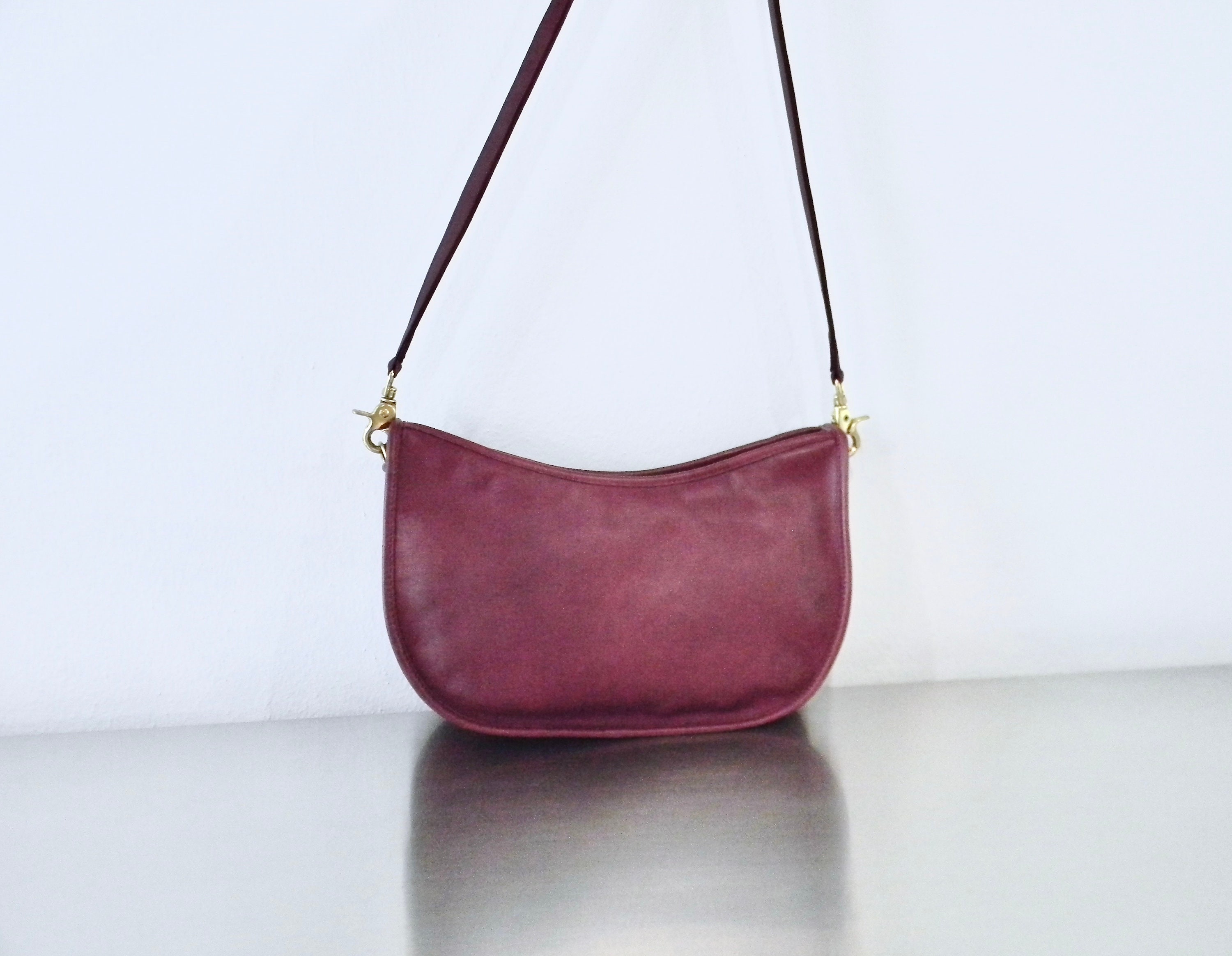 バッグ 80's Vintage Coach Swinger Small Red 80's Vintage Coach Swinger Small Red Vintage Coach Wine