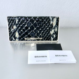 ヴィンテージのブラックとクリーム色の Brahmin Ady Carlisle 二つ折り財布、光沢のあるモッククロック クレジットカード財布、オリジナルの書類付き Brahmin 財布