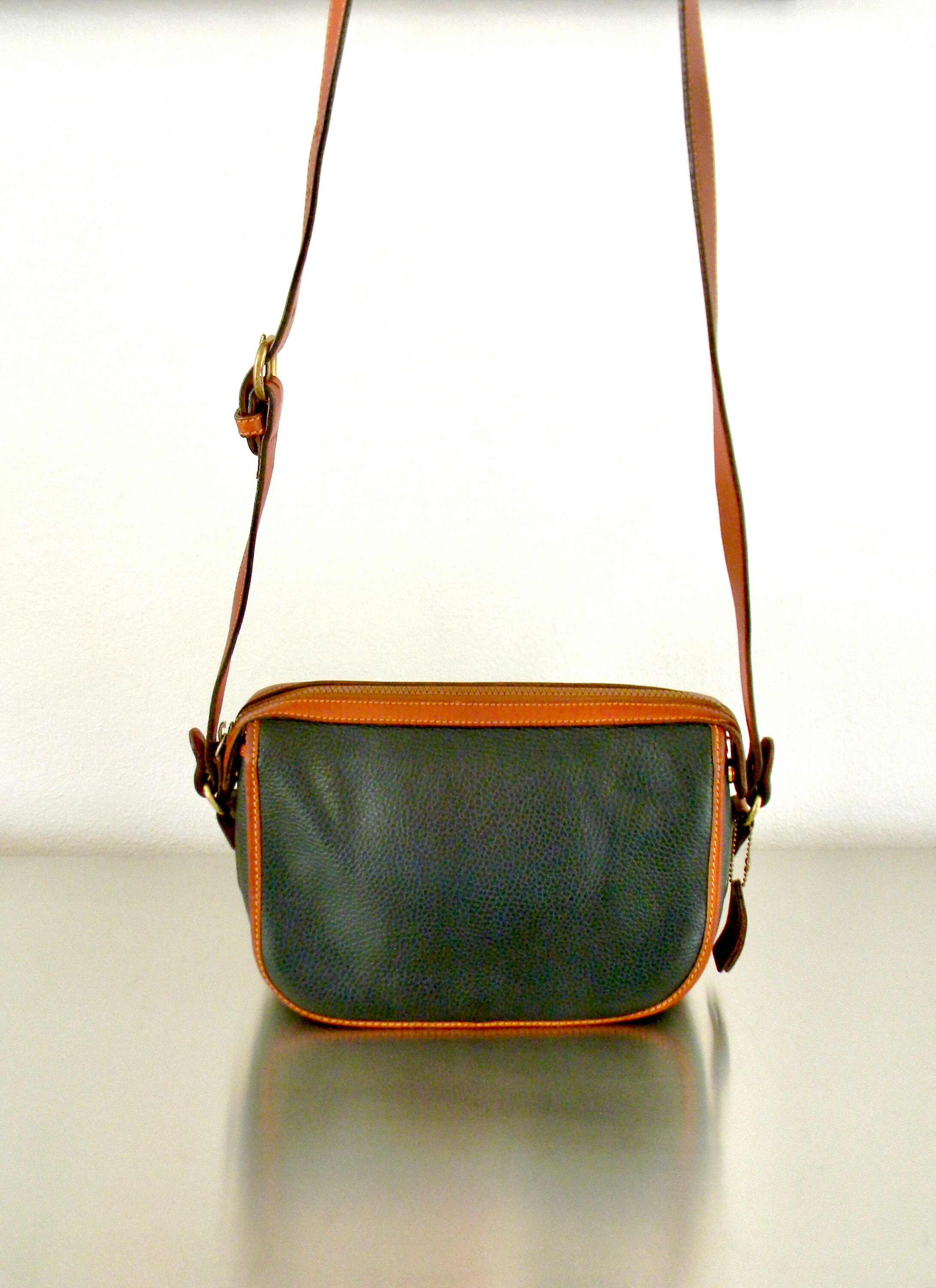 バッグ Old Coach Sheridan Collection Handbag COACH Vintage Sheridan Mayfield Bag in Black & Tan - Style