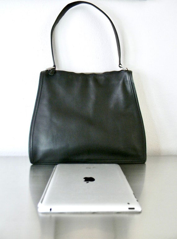 Coach black grained shoulder bag hotsell
