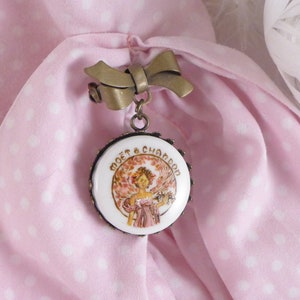 Broche peinte en porcelaine avec Alphons Mucha, Moët & Chandon, bijoux peints à la main Art Nouveau, artiste célèbre, cadeau pour amoureux des beaux-arts image 1