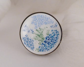 Porseleinen handgeschilderde ring met blauwe bloemen, keramische zomersieraden, handgemaakt cadeau voor vrienden, cadeau voor kunstenaar, blauwe en witte cabochon